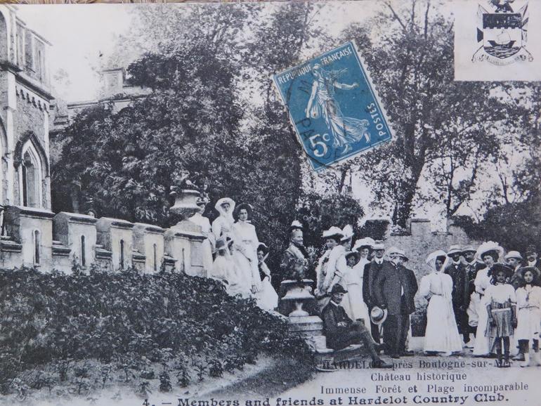 Carte postale d'une garden party dans la cour du château