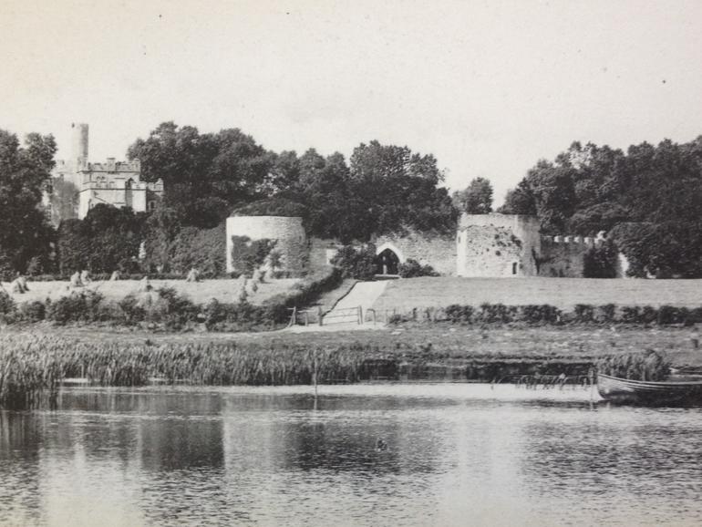 carte postale représentant les remparts du château au début du XXe siècle